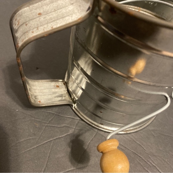 VTG stainless flour sifter 3 cup capacity unbranded wood handle kitchen decor - Picture 8 of 15